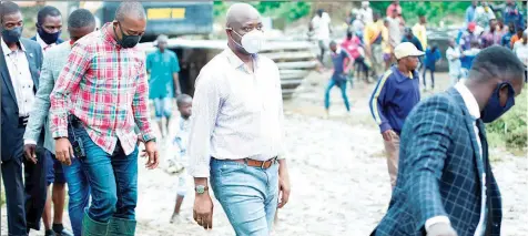  ??  ?? Oyo State Governor Seyi Makinde ( middle); Chairman, State Advisory Committee, Hosea Agboola ( left) and others, during the inspection of some flooded areas in Ibadan… yesterday. PHOTO: NAJEEM RAHEEM