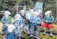  ?? FOTO: GRÜNES KLASSENZIM­MER ?? Mit selbsgebas­telten Masken stürmen die Kinder durch das Gelände.