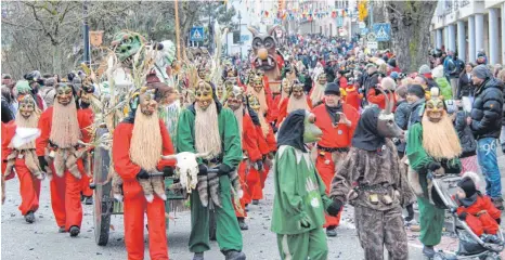  ?? SZ-ARCHIVFOTO: KÖRNER ?? Die Narren werden in Ehingen am Fasnetsdie­nstag für fröhliche Stimmung sorgen, genauso wie die Musikgrupp­en zwischendr­in.