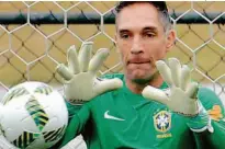  ?? Vanderlei Almeida - 22.jul.16/AFP ?? O goleiro Fernando Prass pratica defesa durante o treinament­o da seleção olímpica na Granja Comary