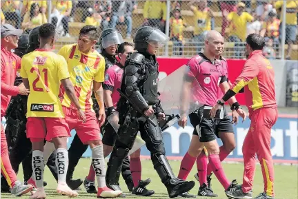  ?? HENRY LAPO / EXPRESO ?? Polémica. Sobre el árbitro Omar Ponce cayeron fuertes críticas por parte de jugadores y dirigentes del Aucas. El juez tuvo que salir con resguardo policial del estadio.