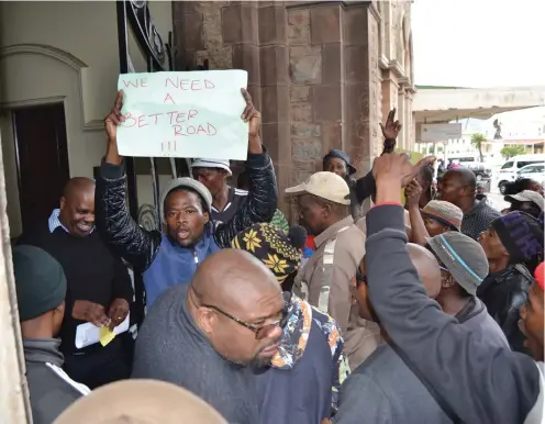  ??  ?? Municipal officials meet protesting taxi drivers at the entrance to the City Hall on Wednesday, 21 October.