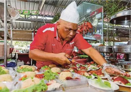  ?? (Foto Azrul Edham/bh) ?? Mazlan Ibrahim menyiapkan tempahan nasi ayam Hainan diusahakan­nya di Ampangan yang turut berdepan kekurangan bekalan ayam di pasaran.