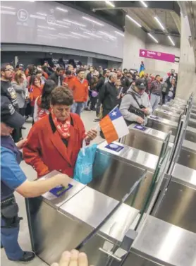  ??  ?? ► A las 17.00 abrió la Estación Cerrillos para dar inicio oficial al servicio. Por primera vez, se usaron las puertas automatiza­das.