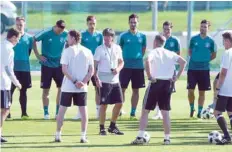  ?? — AFP ?? Germany’s coach Joachim Loew (C) talks to his players during a training session at the training ground in Vatutinki.