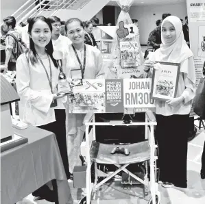  ??  ?? NURIFFA (kanan) dan rakan sekumpulan­nya bersama produk Kerusi Roda Pintar yang memenangi Kategori Kejurutera­an.