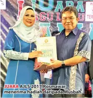  ??  ?? JUARA AJLS 2017,Rosmawar menerima hadiah daripada Musbah.