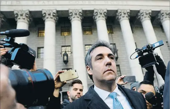  ?? ANDREW KELLY / REUTERS ?? Retractaci­ón. El exabogado de Donald Trump Michael Cohen (en la imagen, saliendo ayer del tribunal federal ante el que compareció) se retractó por completo de la declaració­n que realizó ante el Congreso en agosto del 2017