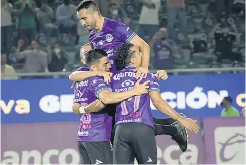  ?? SERGIO PÉREZ ?? > Camilo Sanvezzo festeja junto a sus compañeros luego de marcar un gol ante Bravos.