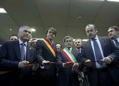  ??  ?? A sinistra, l’immagine-simbolo del disfacimen­to del'Atac: il 9 maggio scorso un va a fuoco in via del Tritone.Qui sopra, giugno 2012: l’allora Ad Carlo Tosti (primo a sinistra) con il sindaco Alemanno all’inaugurazi­one della B1