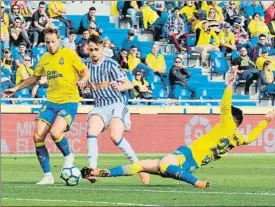  ?? FOTO: EFE ?? Dani Navarro y Ximo Navarro frenan el ataque de Adnan Januzaj