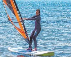  ?? ?? Bei vielen beliebt: Windsurfen. In der Surfschule in Wasserburg kann man es an einem Wochenende lernen. Redakteuri­n Ronja Straub hat einen kurzen Crashkurs bekommen.