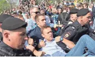  ?? AP ?? Police carry opposition leader Alexei Navalny at a protest against Russian President Vladimir Putin on Saturday in Moscow’s Pushkin Square.