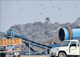  ?? SANCHIT KHANNA/HT FILE PHOTO ?? A trommel (blue cylinder machine) seen sorting waste at Bhalswa.