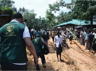  ??  ?? KSRelief officials visit Rohingya refugee camps to assess the necessary humanitari­an needs of the displaced people, in Bangladesh on Sunday. (SPA)