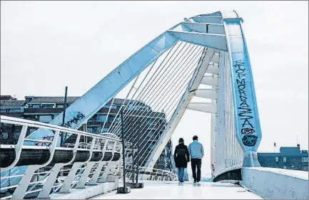  ?? XAVIER CERVERA ?? Suciedad, pintadas y vallas para impedir usar unas escaleras que no conducen a ningún sitio: así está el puente