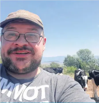  ??  ?? Le producteur laitier Mathieu Gagnon est nouvelleme­nt établi à L’Isle-aux-Grues.