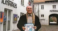  ?? ARCHIVFOTO: WUNDERLICH ?? Ein Foto aus alten Zeiten: Albrecht Stuby vor 15 Jahren vor „seinem“Filmhaus. Den Besuchersc­hwund dort sieht der frühere Chef auch als dem Wandel der Zeit geschuldet.