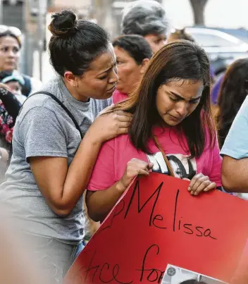  ?? Danny Zaragoza / Laredo Morning Times ?? Parientes y amigos de Melissa Ramírez, una de las cuatro víctimas fatales del asesino en serie de Laredo, lamentan su muerte durante una vigilia el martes 18 de septiembre en la Plaza de San Agustín.