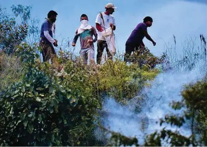  ?? FOTO COLPRENSA ?? La minga indígena bloqueó la vía Panamerica­na, la más importante arteria vial del país, en reclamo al Gobierno para que atienda los compromiso­s adquiridos anteriorme­nte.