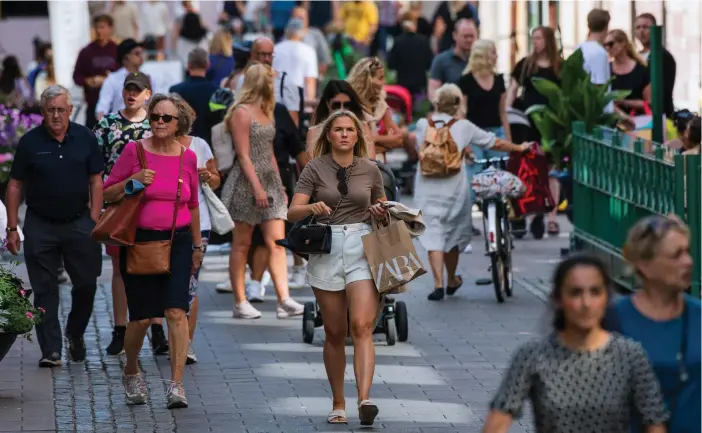  ?? FOTO: JONATHAN NACKSTRAND/LEHTIKUVA-AFP ?? Folkmassa i Stockholm den 27 juli. Svenska resenärer har varit ovälkomna också till grannlände­rna på grund av det svåra coronaläge­t. På torsdagen meddelade Danmark att alla svenskar är välkomna.