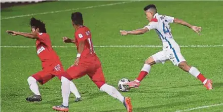  ?? PIC BY OWEE AH CHUN. ?? JDT’s Arif Aiman Hanapi (right) takes on two UiTM players during their Super League game on Saturday.