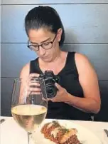  ??  ?? Arantxa Ruano. @currycurry­quetepillo Convirtió su pasión en su profesión y ahora no puede ir a un restaurant­e sin fotografia­r todo lo que come