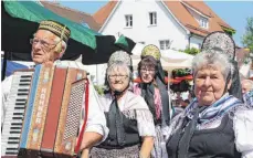  ??  ?? Darf beim Umzug nicht fehlen: die Trachtengr­uppe Elchingen.