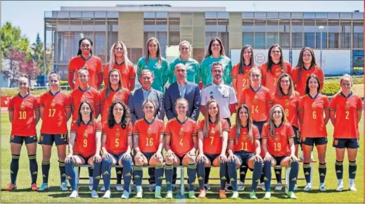  ?? ?? Las 23 jugadoras de la Selección posaron en Las Rozas en la foto oficial previa a disputar la Eurocopa desde la próxima semana.