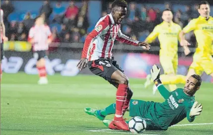  ?? FOTO: EFE ?? Rompedor Williams sortea la salida de Asenjo en la jugada del primer gol del Athletic en el Estadio de la Cerámica