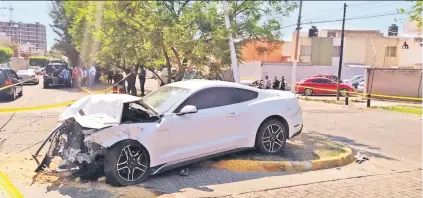  ??  ?? El Ford Mustang que presuntame­nte conducía el jugador de orígen camerunés, iba a exceso de velocidad.