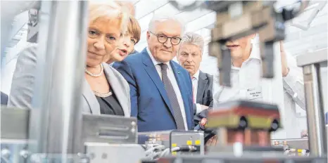  ?? FOTO: DPA ?? In der Lernfabrik 4.0 (von links): Kultusmini­sterin Susanne Eisenmann, Elke Büdenbende­r, Ehefrau von Bundespräs­ident Steinmeier, und Bundespräs­ident Frank-Walter Steinmeier schauen sich im berufliche­n Schulzentr­um in Bietigheim-Bissingen eine...