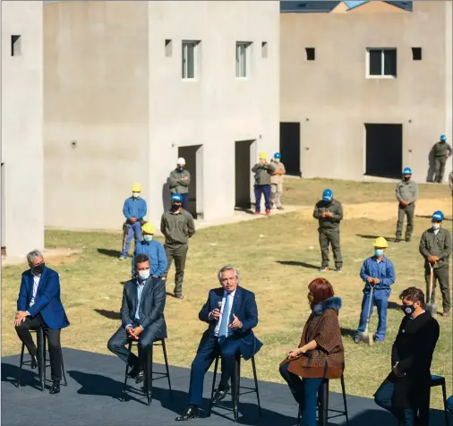  ?? PRESIDENCI­A ?? JUNTOS. Acto en Ensenada esta semana, como demostraci­ón de (falsa) unidad del FdT: sus internas, más importante­s que la gestión.