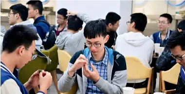  ??  ?? 5
4.电子科学与工程学院谢­小东老师正在讲解电子­元件
5.同学们正在观察电子元­件
6.上课之前同学们正在认­真听讲解7.博物馆展厅内部8.课堂展示