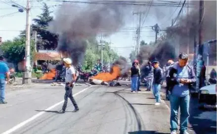  ?? FOTOS: CORTESÍA ?? Para evitar el paso, los manifestan­tes colocaron obstáculos y quemaron varias llantas cuyo humo alcanzó varios metros de altura.