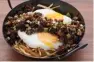  ??  ?? Huevos con morcilla sisig