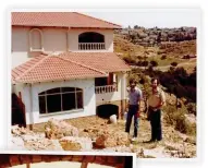  ??  ?? John (links) en Jan in 1982 by die huis wat op die rotskoppie gebou word – toe nog met sy ononderbro­ke uitsig op die Magaliesbe­rge.