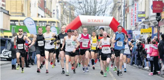  ?? Peter Bolter ?? > Runners in the Newport Half Marathon