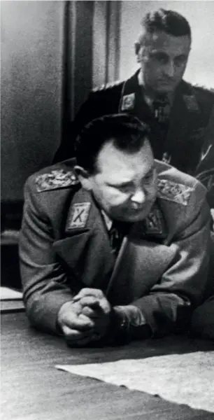  ??  ?? Stabsmøte i oktober 1944 under operasjon Wacht Am Rhein. Göring, Korten, Fegelein, Hitler og Guderian var til stede.