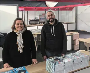  ?? | PHOTO : OUEST-FRANCE ?? Emilie et Sébastien, libraires à laMaison de la presse de Montaigu, sont présents au Printemps du livre tout le week-end.