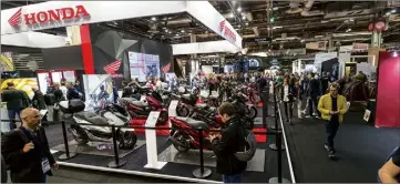  ??  ?? Le Mondial de la Moto est aussi celui du deux-roues au sens large, avec de nombreux scooters avec et sans permis et des équipement­iers, pour un tour d’horizon complet du sujet.