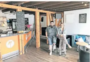  ?? FOTO: UDO TEIFEL ?? Anna Hummel und Tobias Böhm organisier­en den Umbau des Jugendcafé­s, der zwischen 120.000 und 150.000 Euro kosten soll.