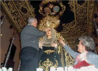  ??  ?? Nuestro protagonis­ta ultimando el tocado de Nuestra Señora de la Soledad Servita.