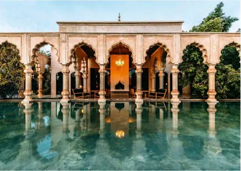  ??  ?? Sobre estas líneas, una de las piscinas de Palais Namaskar. Dcha., hamacas en uno de los jardines.