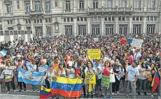  ?? TELAM ?? PREOCUPADO­S. Venezolano­s se manifiesta­n en Buenos Aires, al lado del Colón.