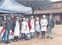  ??  ?? Los ciudadanos que se juntaron ayer frente al hospital regional para la “Hamburguer­terapia”.