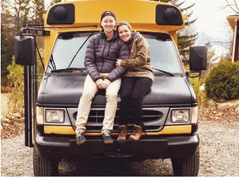  ??  ?? L’Acadienne originaire de Caraquet Marie-Ève Désilets et la Québécoise Raphaëlle Vézina sur l’Obi-Van Kenobus. - Gracieuset­é