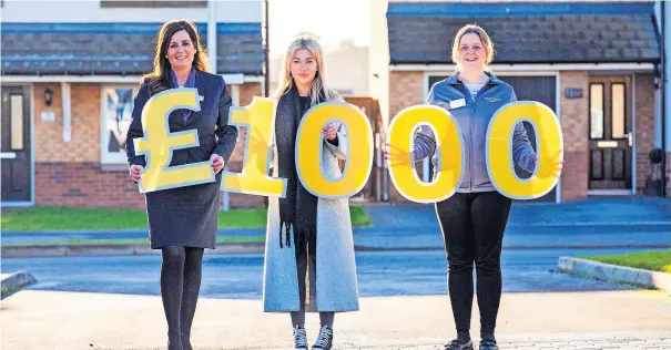  ?? ?? Grateful Representa­tives from ACCORD HospiceVan­essa Robinson, right, and Steph Clark, centre, receive Taylor Wimpey West Scotland’s latest donation of £1,000 from local sales executive Shirley Williamson at Hawkhead Gardens in Paisley