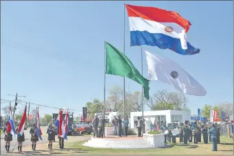  ??  ?? En la rotonda de la Expo Norte flamean, junto a la tricolor, las banderas de la ARP y la Asociación de Comerciant­es e Industrial­es de Concepción. La muestra fue habilitada ayer.