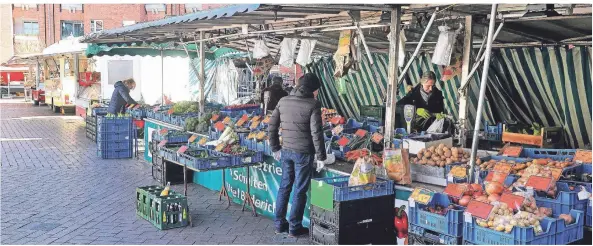  ?? FOTO: HEIKO KEMPKEN ?? Der Wochenmark­t auf dem Altmarkt. Kommt der Markt am Neutorplat­z, dürfte es hier leerer werden, glauben Händler.